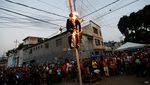 Melihat Tradisi Membakar Yudas di Venezuela