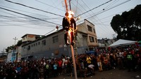 Membakar Yudas merupakan sebuah kegiatan pada perayaan Pekan Suci atau Minggu Suci yang berasal dari komnitas Kristen Eropa. REUTERS/LEONARDO FERNANDEZ VILORIA