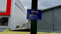 Lama-kelamaan pedagang mulai kembali berjualan di tepi jalan agar bisa bertahan. Meski sudah disediakan wifi gratis agar teras tidak sepi, rupanya bot WhatsApp Bandung Smartcity belum berfungsi dengan baik. Papan ini akhirnya hanya menjadi pajangan. (Foto: Anindyadevi Aurellia/detikJabar)
