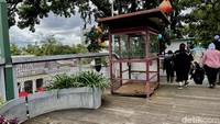 Awalnya, teras ini ramai dan keuntungan PKL melonjak. Lambat laun akhirnya mulai turun pamor, fasilitas pun terbengkalai. Kemacetan rupanya juga tetap tidak terurai. Belum lagi ditambah efek pandemi COVID-19. (Foto: Anindyadevi Aurellia/detikJabar)