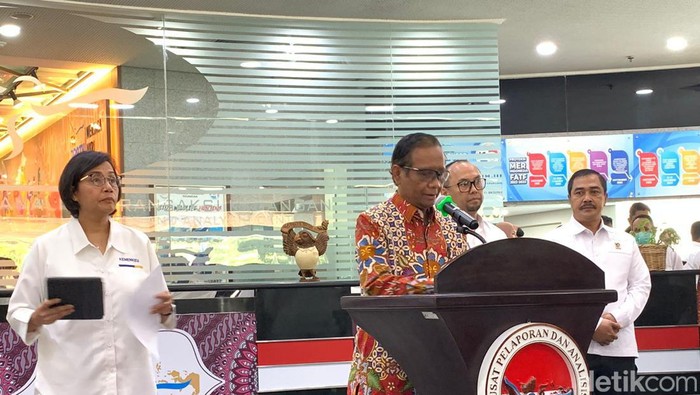 Menko Polhukam Mahfud Md dan Menkeu Sri Mulyani dalam konferensi pers/Anisa Indraini-detikcom