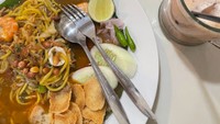 Tempat makan mie Aceh yang enak sambil nongkrong ada di kawasan Radio Dalam, Jakarta Selatan. Namannya Kopi Aceh Karim yang tersedia menu telur, daging, cumi, udang, dan lainnya. Harga seporsi dibanderol mulai dari Rp 25.000 saja. Foto: Instagram/Google Review