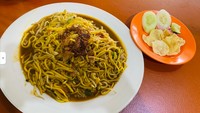 Lamlo Mie Aceh di kawasan Pejaten, Jakarta Selatan juga patut kamu kunjungi jika ingin menyantap mie Aceh yang sedap. Tersedia dua menu, yaitu mie rebus dan mie goreng. Harganya disesuaikan dengan topping daging yang diinginkan, sekitar Rp 20.000 - Rp 33.000. Foto: Instagram / Google Review