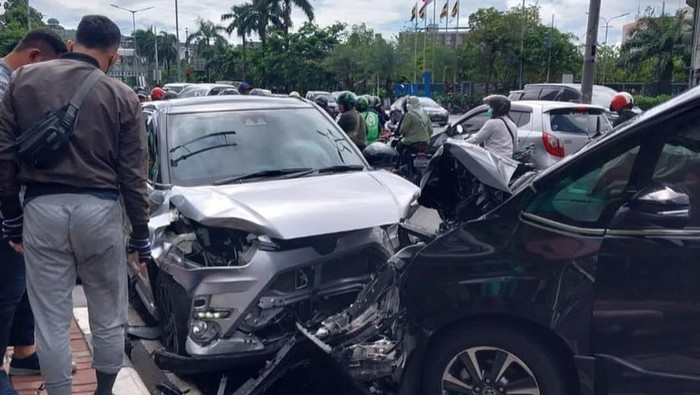 Mobil adu banteng di Pondok Indah, Jaksel.