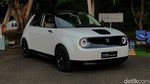 Melihat dari Dekat Mobil Listrik Honda e, Mungil tapi Mutakhir!