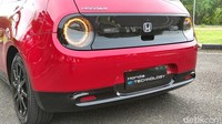 Honda e dibekali baterai lithium-ion 35,5 kWh yang mampu menempuh jarak hingga 220 kilometer. Sementara motor listriknya mampu menyemburkan tenaga 154 PS dan torsi puncak 315 Nm. (Foto: Septian Farhan Nurhuda/detik.com)