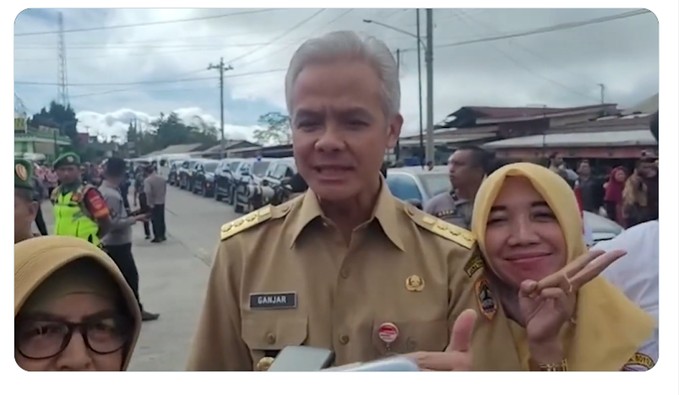 Seorang emak-emak tampak nekat nyender ke Ganjar di tengah wawancara demi foto bareng. Momen ini diambil saat kunker Presiden Jokowi di Pasar Selo Boyolali, Senin (10/4/2023).