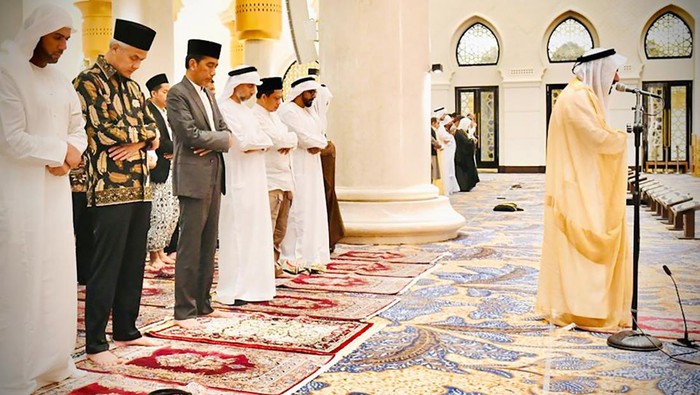 Gubernur Jawa Tengah (Jateng) Ganjar Pranowo mengikuti salat tarawih bareng Presiden Joko Widodo di Masjid Syekh Al Zayed, Solo, Jateng, Senin (10/4/2023) malam.