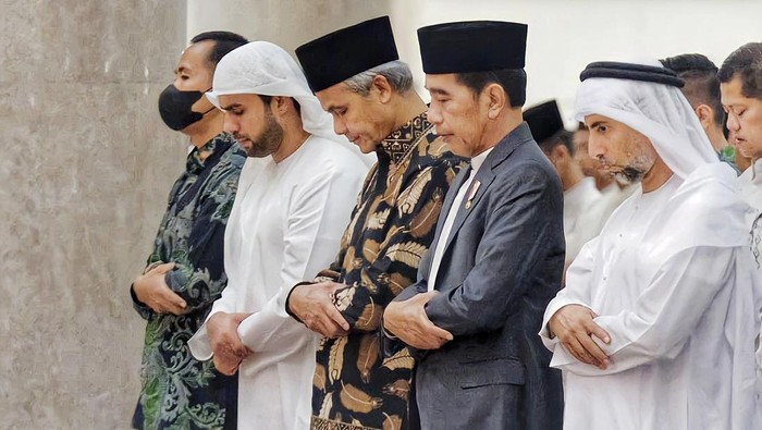Gubernur Jawa Tengah (Jateng) Ganjar Pranowo mengikuti salat tarawih bareng Presiden Joko Widodo di Masjid Syekh Al Zayed, Solo, Jateng, Senin (10/4/2023) malam.