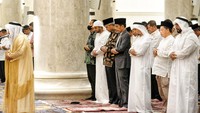 Ganjar tiba lebih dulu di masjid pemberian Uni Emirat Arab (UAE) tersebut dengan mengenakan batik bercorak cokelat. Ia juga didampingi sang istri Siti Atiqoh Supriyanti. Tak lama berselang rombongan Jokowi hadir di lokasi. Jokowi mengenakan setelan jas lengkap dengan kopiah hitam.