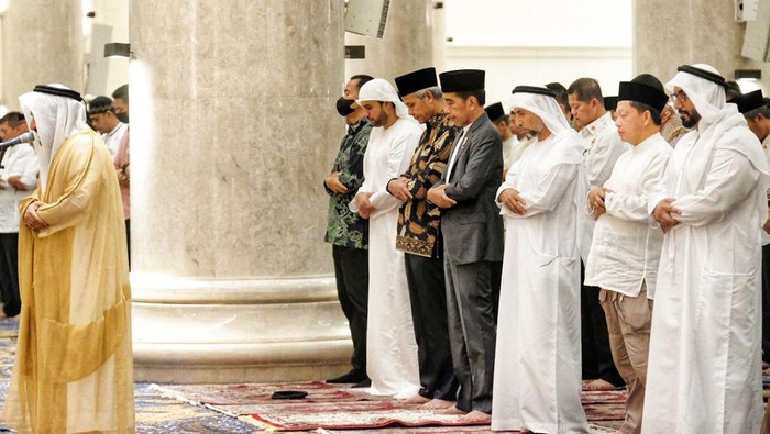 Momen Jokowi dan Ganjar Tarawih Bersama di Solo Gubernur Jawa Tengah (Jateng) Ganjar Pranowo mengikuti salat tarawih bareng Presiden Joko Widodo di Masjid Syekh Al Zayed, Solo, Jateng, Senin (10/4/2023) malam.