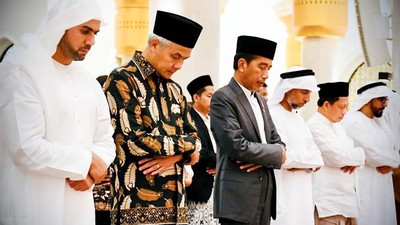 Momen Jokowi dan Ganjar Tarawih Bersama di Solo