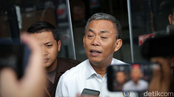 Momen Ketua DPRD DKI Jakarta Prasetyo Edi Diperiksa KPK