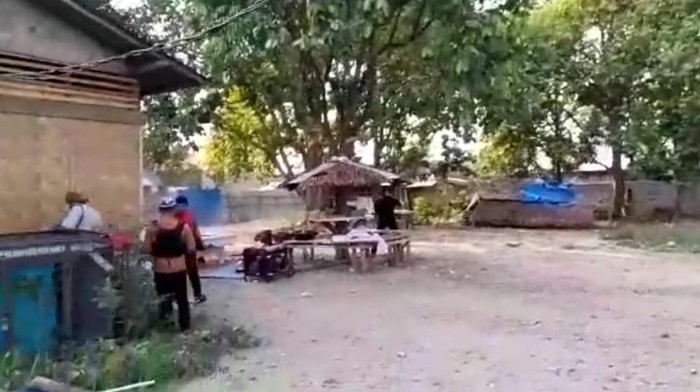 Momen polisi diserang saat gerebek lokasi judi di Deli Serdang