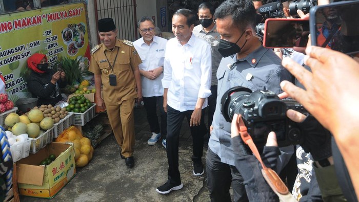Momen Presiden Jokowi Sapa Warga Saat Kunjungi Pasar Selo Boyolali Presiden Joko Widodo (kanan) menyapa warga saat mengunjungi Pasar Selo, Boyolali, Jawa Tengah, Senin (10/4/2023). Dalam kunjungan tersebut Presiden Joko Widodo memberikan bantuan sembako dan membagikan kaus kepada pedagang dan warga.
