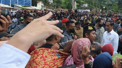 Momen Presiden Jokowi Sapa Warga Saat Kunjungi Pasar Selo Boyolali