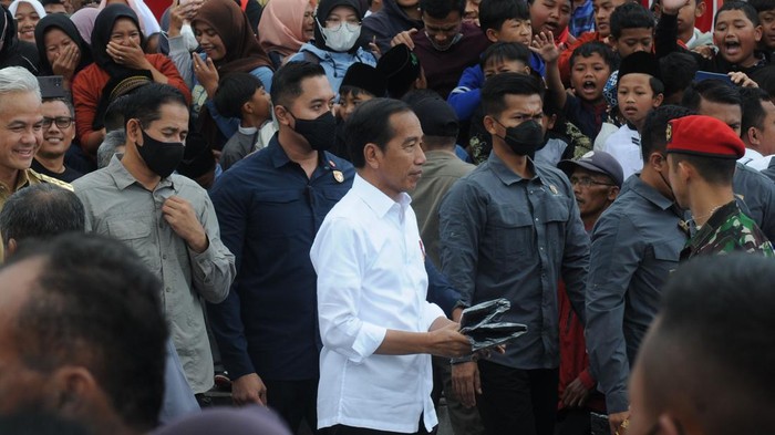 Momen Presiden Jokowi Sapa Warga Saat Kunjungi Pasar Selo Boyolali Presiden Joko Widodo (kanan) menyapa warga saat mengunjungi Pasar Selo, Boyolali, Jawa Tengah, Senin (10/4/2023). Dalam kunjungan tersebut Presiden Joko Widodo memberikan bantuan sembako dan membagikan kaus kepada pedagang dan warga.