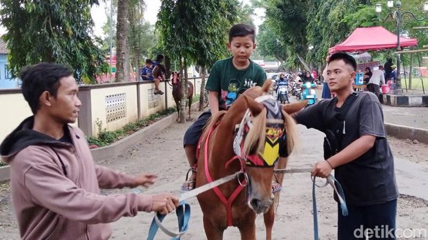 Ngabuburit asyik dengan Berkuda di Alun-alun Kemiri, Purworejo, Senin (10/4/2023).