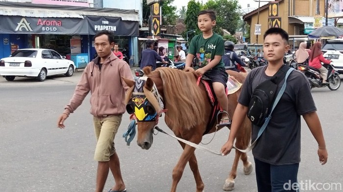 Ngabuburit asyik dengan Berkuda di Alun-alun Kemiri, Purworejo, Senin (10/4/2023).