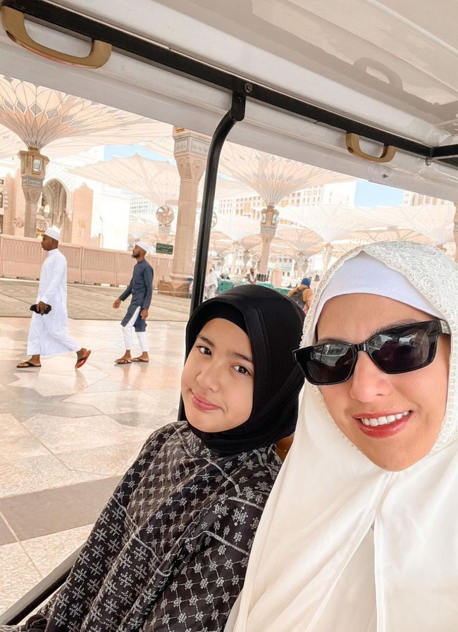 Jilbab yang dipakainya pun simpel tanpa banyak ornamen. Kacamata hitam sesekali ia kenakan untuk melindungi mata dari teriknya sinar matahari. Foto: Instagram/@ramadhaniabakrie