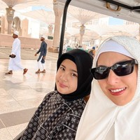 Jilbab yang dipakainya pun simpel tanpa banyak ornamen. Kacamata hitam sesekali ia kenakan untuk melindungi mata dari teriknya sinar matahari. Foto: Instagram/@ramadhaniabakrie