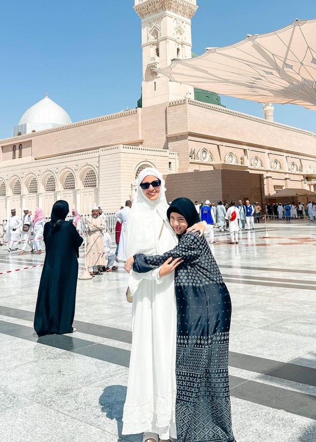 Sang putri, Mikhayla, juga tampil simpel mengenakan gamis dan jilbab. Foto: Instagram/@ramadhaniabakrie