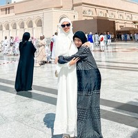 Sang putri, Mikhayla, juga tampil simpel mengenakan gamis dan jilbab. Foto: Instagram/@ramadhaniabakrie