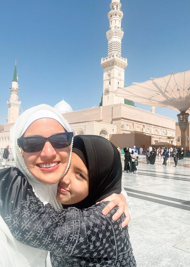 Nia Ramadhani memperlihatkan wajah cantik natural tanpa makeup.  Foto: Instagram/@ramadhaniabakrie