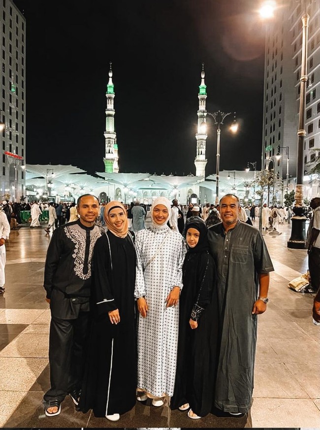 Such a beautiful trip... Alhamdulillah semua lancar dan dimudahkan... insyaallah ibadah kami diterima. Semoga dipanggil lagi dan bisa bawa anak-anak cowo.. Amin, tulis Nia Ramadhani. Foto: Instagram/@ramadhaniabakrie