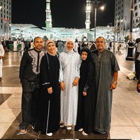 Such a beautiful trip... Alhamdulillah semua lancar dan dimudahkan... insyaallah ibadah kami diterima. Semoga dipanggil lagi dan bisa bawa anak-anak cowo.. Amin, tulis Nia Ramadhani. Foto: Instagram/@ramadhaniabakrie