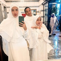 Nia Ramadhani menjalani ibadah Umrah di Bulan Ramadan bersama keluarganya, sang suami Ardi Bakrie dan putri sulungnya Mikhayla. Foto: Instagram/@ramadhaniabakrie