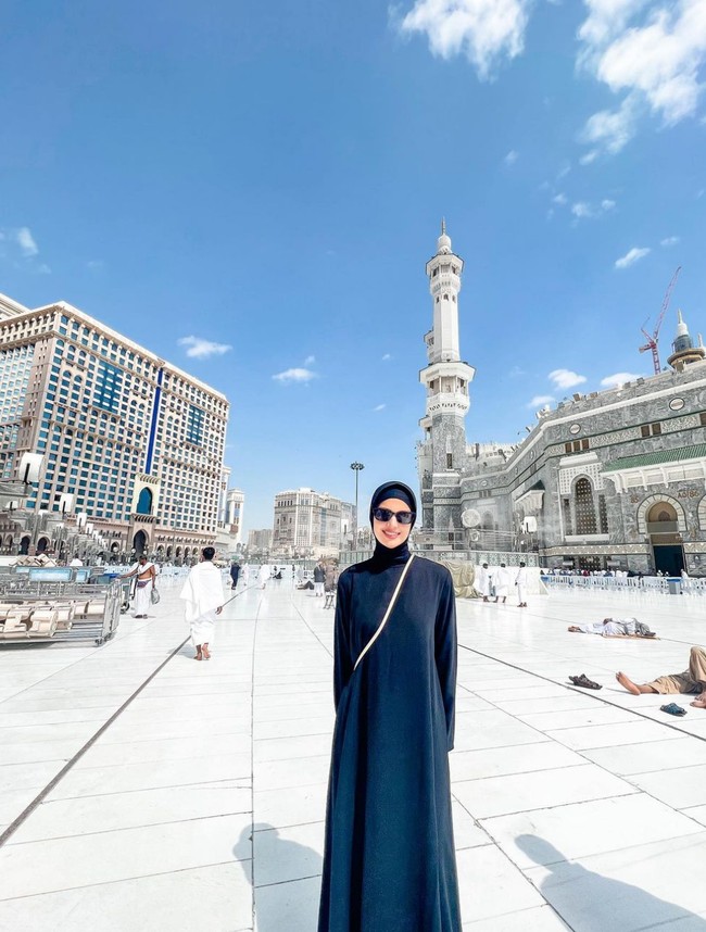 Selama berada di Tanah Suci, ibu tiga anak ini tampil modest dengan gamis dan jilbab.  Foto: Instagram/@ramadhaniabakrie