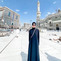 Selama berada di Tanah Suci, ibu tiga anak ini tampil modest dengan gamis dan jilbab.  Foto: Instagram/@ramadhaniabakrie
