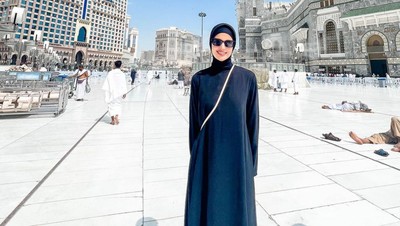 7 Potret Nia Ramadhani Pakai Gamis dan Berhijab Saat Umrah