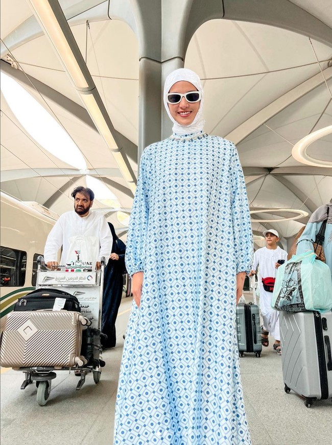 Gamis yang dikenakannya berpotongan simpel dengan siluet H-line. Ia memilih tampilan sederhana namun bersahaja. Foto: Instagram/@ramadhaniabakrie