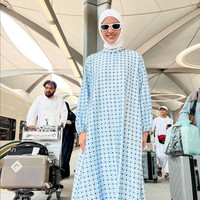 Gamis yang dikenakannya berpotongan simpel dengan siluet H-line. Ia memilih tampilan sederhana namun bersahaja. Foto: Instagram/@ramadhaniabakrie