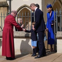 Seperti kedua kakaknya, Pangeran George dan Putri Charlotte, Pangeran Louis juga bersalaman dengan pastor setelah perayaan Paskah selesai. Foto: Getty Images