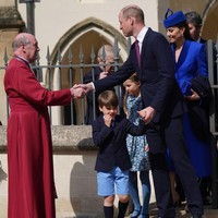 Seluruh keluarga Pangeran William tampil dengan busana nuansa biru. Termasuk Pangeran Louis yang mengenakan celana pendek, blazer, kemeja kotak-kotak dan dasi serta kaus kak serba biru. Foto: Getty Images