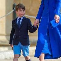 Saat perayaan Paskah keluarga Kerajaan Inggris ini, salah satu yang mencuri atensi dari gaya Pangeran Louis adalah dasinya yang hadir dalam motif khas anak-anak yaitu sepeda. Foto: Getty Images