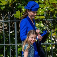 Gaya serba biru juga terlihat pada kakak Pangeran Louis, Putri Charlotte. Putri kerajaan berusia tujuh tahun itu mengenakan dress bunga dari desainer Rachel Riley.  Foto: Getty Images