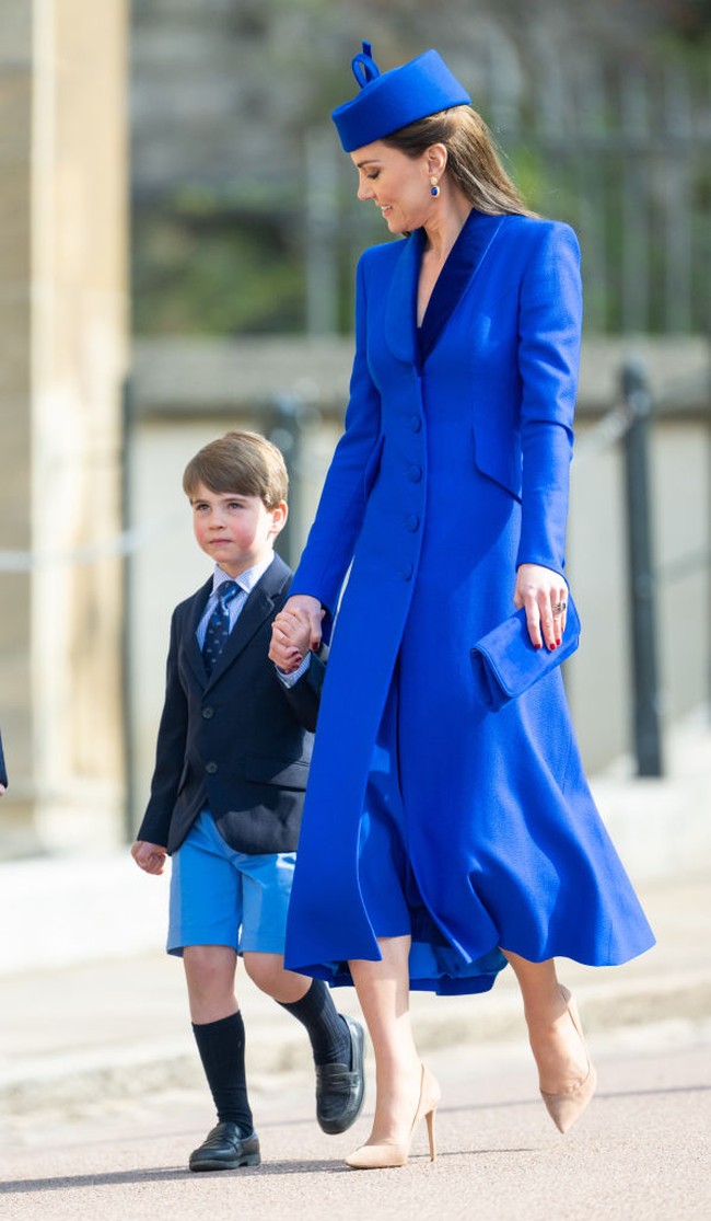 Gaya Pangeran Louis berbeda dengan kakak sulungnya Pangeran George yang memakai celana panjang. Rupaya gayanya ini sesuai dengan ciri khas orang Inggris.“Anak laki-laki memakai celana pendek sampai usia delapan tahun,” ujar editor in chief majalah Majesty, Ingrid Seward. “Itu sangat Inggris,” tambahnya. Foto: Getty Images