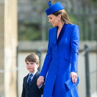 Gaya Pangeran Louis berbeda dengan kakak sulungnya Pangeran George yang memakai celana panjang. Rupaya gayanya ini sesuai dengan ciri khas orang Inggris.“Anak laki-laki memakai celana pendek sampai usia delapan tahun,” ujar editor in chief majalah Majesty, Ingrid Seward. “Itu sangat Inggris,” tambahnya. Foto: Getty Images