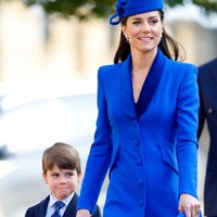 Clutch dengan siluet yang minimalis dalam warna selaras ikut melengkapi gaya perempuan 41 tahun itu. Untuk heels, Kate memilih warna yang berbeda. Pilihannya jatuh pada sepatu suede berwarna beige pucat dari Gianvito Rossi. (Foto: Getty Images)