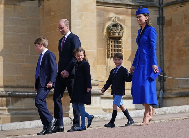 Pangeran Louis bergabung dengan kedua orangtuanya Kate Middleton dan Pangeran William serta kedua kakaknya Pangeran George dan Putri Charlotte di tradisi Paskah keluaga Kerajaan Inggris. Perayaan Paskah tersebut digelar di St Georges Chapel, Kastil Windsor, Inggris, Minggu (9/4/2023). Foto: Getty Images