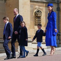 Pangeran Louis bergabung dengan kedua orangtuanya Kate Middleton dan Pangeran William serta kedua kakaknya Pangeran George dan Putri Charlotte di tradisi Paskah keluaga Kerajaan Inggris. Perayaan Paskah tersebut digelar di St Georges Chapel, Kastil Windsor, Inggris, Minggu (9/4/2023). Foto: Getty Images