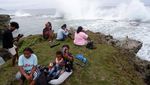 Menikmati Deburan Ombak Pantai Batu Pecah Papua