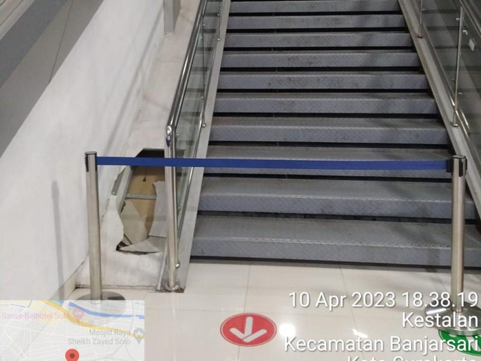Papan sebelah tangga skybridge Stasiun Solo Balapan yang rusak. Foto diunggah Senin (10/4/2023).
