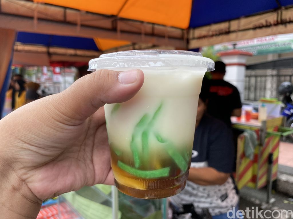 Aneka takjil yang menarik di Pasar Takjil Blitar