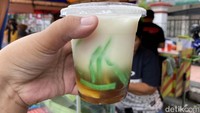 Es pleret adalah racikan es tradisional khas Blitar, Jawa Timur yang unik. Es unik ini ditawarkan salah satu penjual bernama Pak Tjip, ia juga membuka gerainya di Pasar Takjil Blitar. Foto: detikFood / Yenny Mustika Sari
