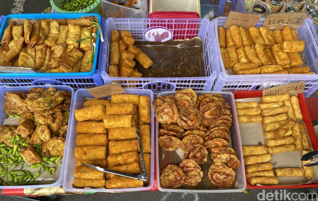 Aneka takjil yang menarik di Pasar Takjil Blitar
